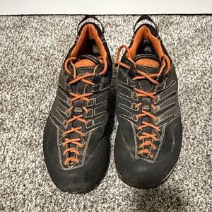 AKU Men's hiking shoes - Black with Orange Accents